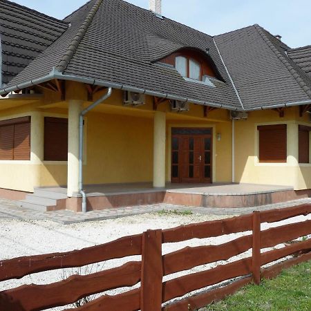 Nadas Tarsashaz Balatonlelle Exterior photo