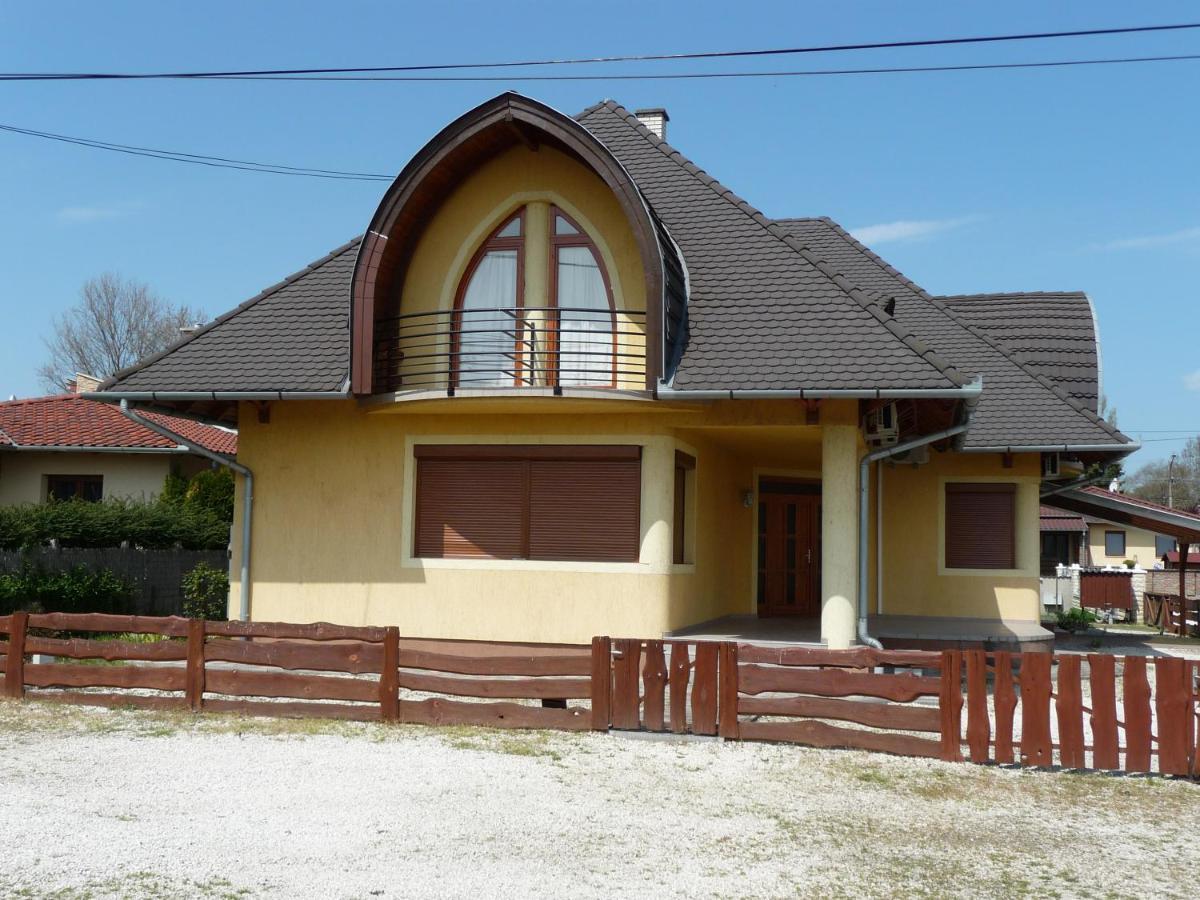 Nadas Tarsashaz Balatonlelle Exterior photo