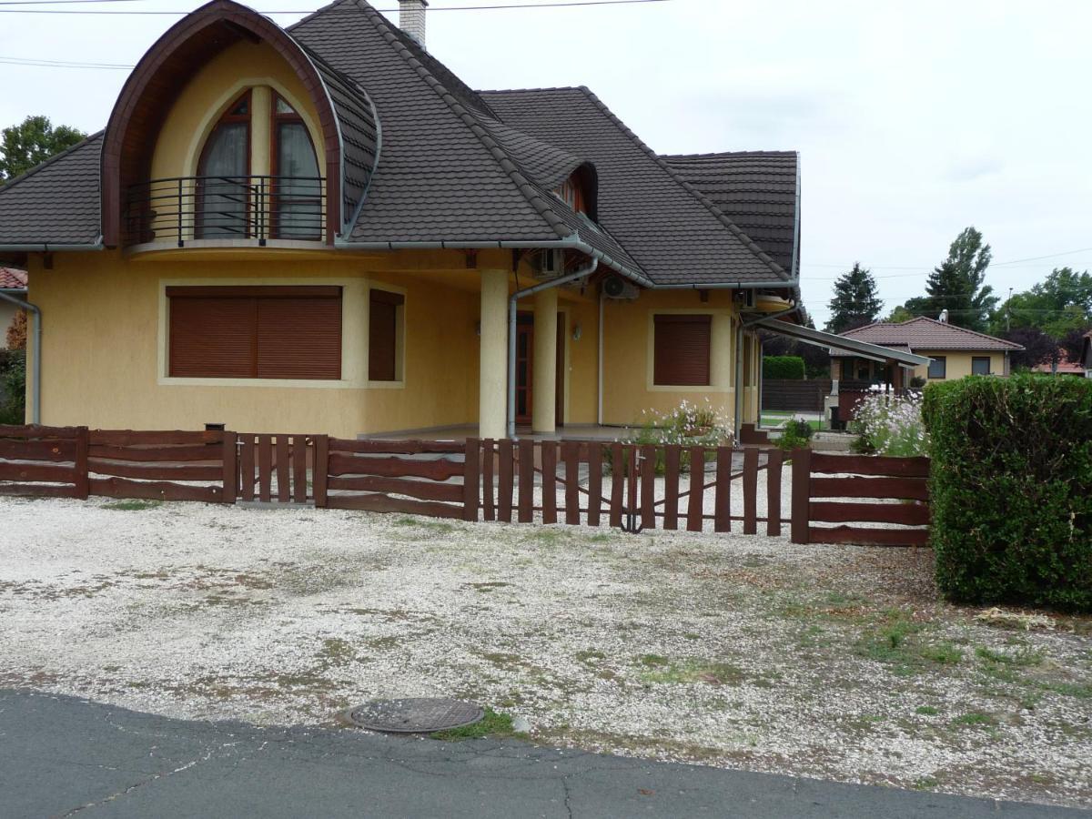 Nadas Tarsashaz Balatonlelle Exterior photo
