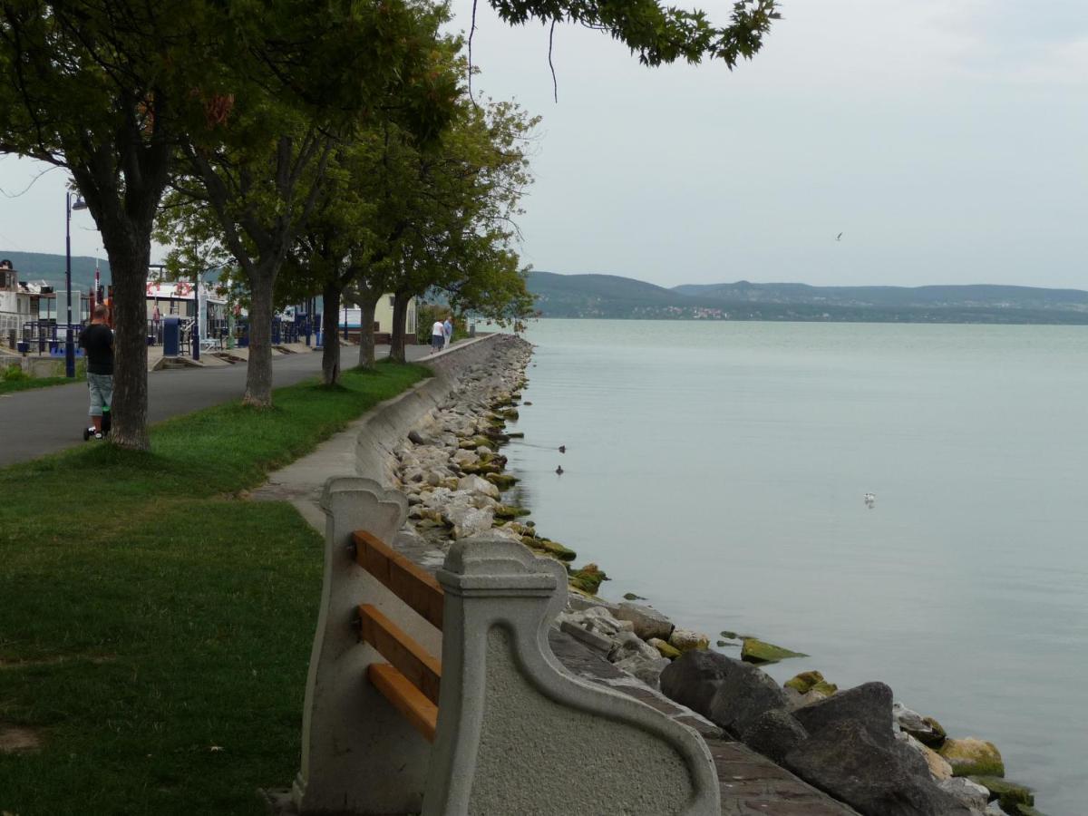 Nadas Tarsashaz Balatonlelle Exterior photo
