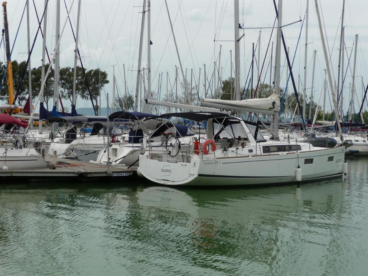 Nadas Tarsashaz Balatonlelle Exterior photo